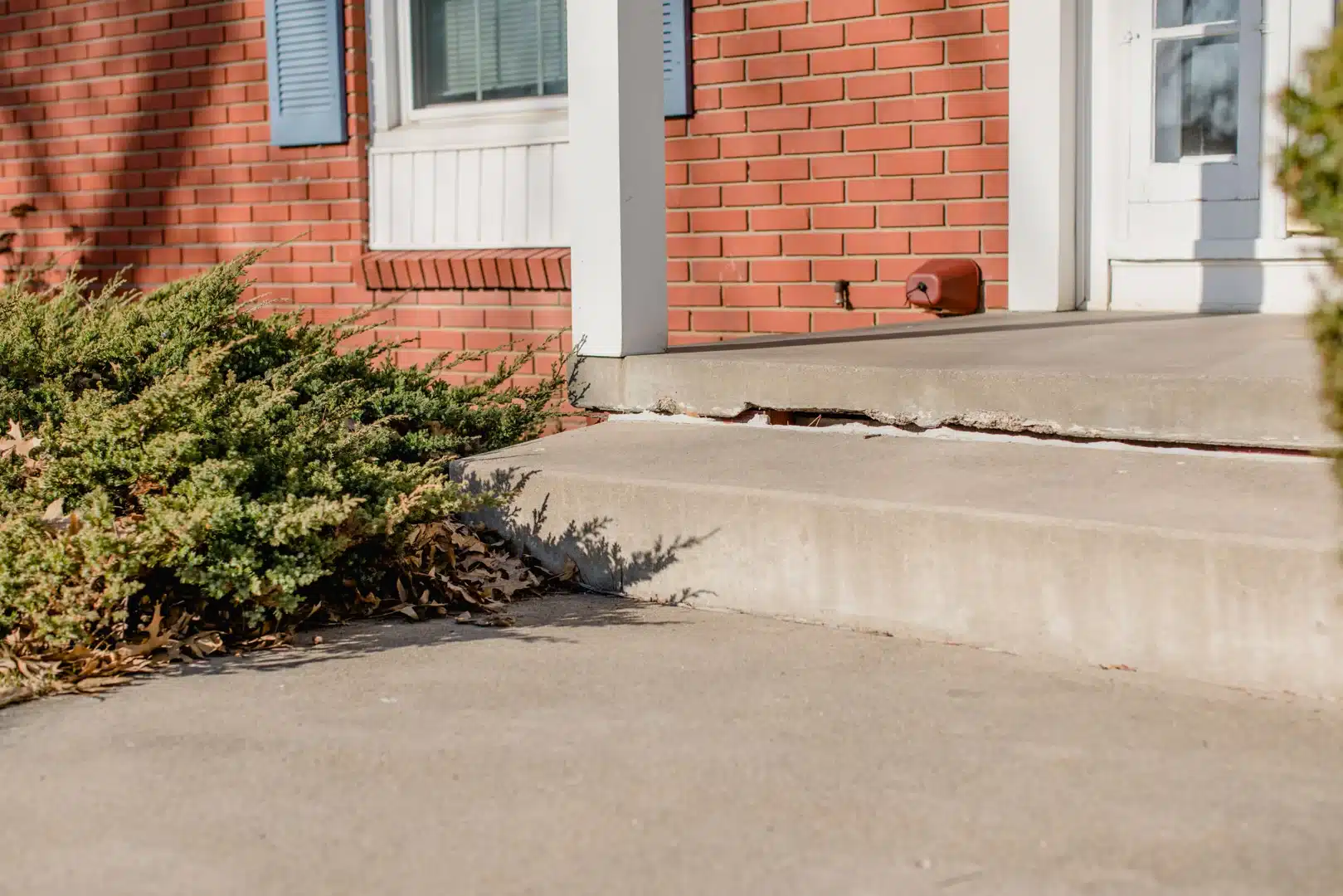 dont-watch-your-steps-crumble-easy-diy-concrete-step-repair-image crumbling concrete steps