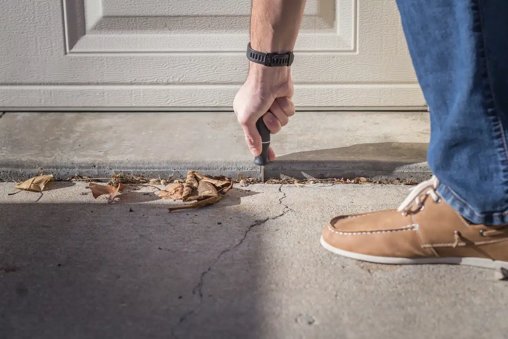 finding-the-best-solutions-for-foundation-crack-repair-near-me-image foundation crack repair inspection