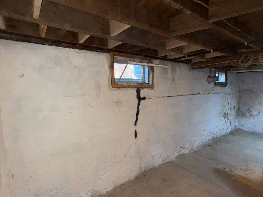 horizontal crack running the length of the wall